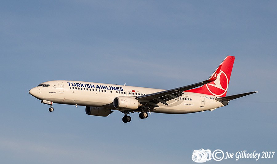 Edinburgh Airport - Flights landing