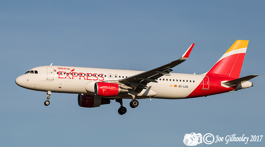 Edinburgh Airport - Flights landing